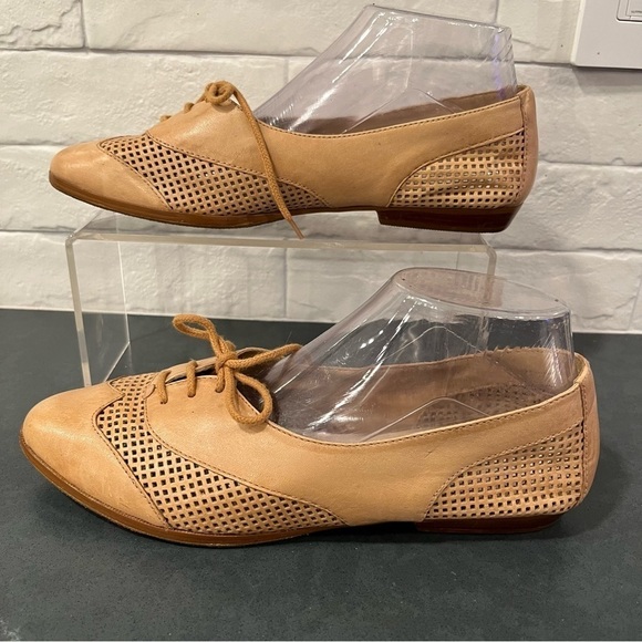 Vintage Sumi sz 8.5 tan leather cutout wingtip flats - Picture 2 of 15